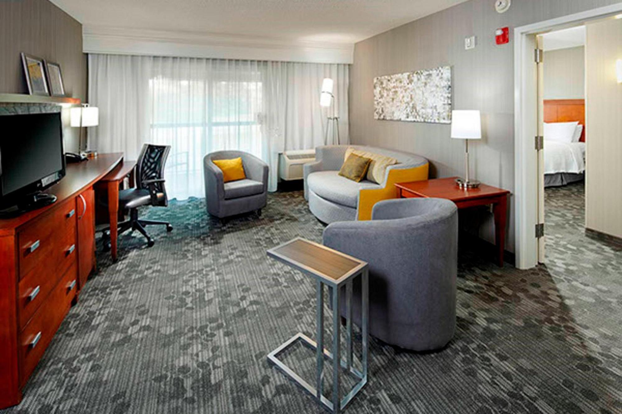 Hotel Courtyard By Marriott Akron 3*